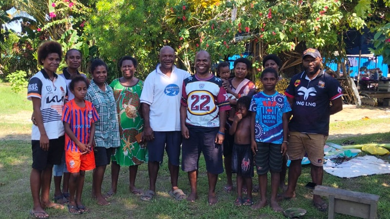Foto tim Cahaya Pelita Papua Bersama Masyarakat di Back Road Vanimo