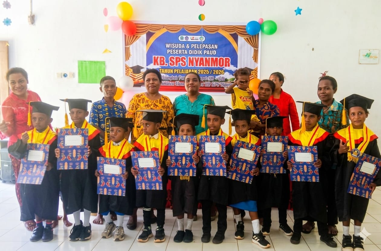 Foto bersama siswa Nyanmor Wopes dan bunda di Kampung Wopes