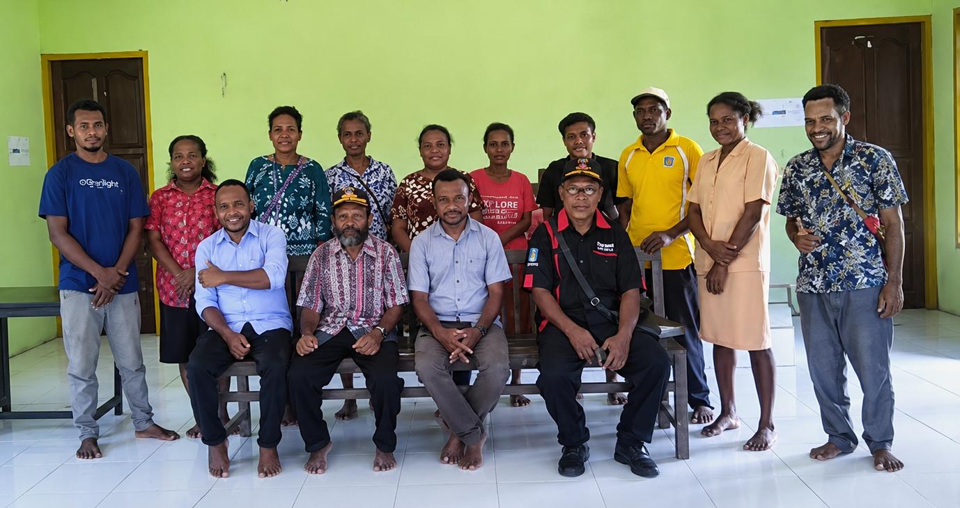 Foto Bersama Pemerintah dan masyarakat Kampung Di balai kampung Wandos