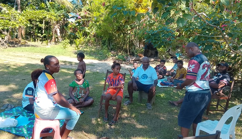 Suasana Diskusi dan Diakhiri Dengan Doa Bersama Pemilik Tempat  Lokasi Di backroad Vanimo PNG