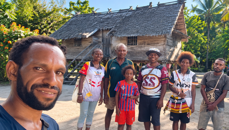 Foto Tim Misi Pelintas Batas Bersama sala satu Keluarga di Vanimo